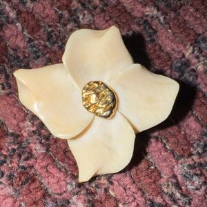 Vintage 1950's Carved Bovine Off White Flower 22k Gold Nugget Brooch